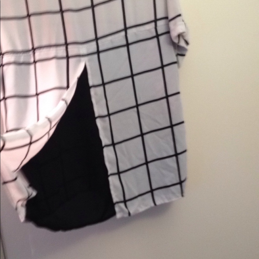 🎉HP🎉 Black and white top with fly away back - Picture 4 of 4